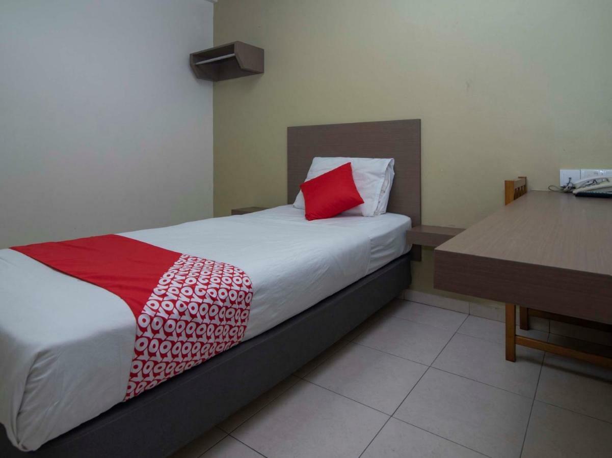 Oyo 434 Marbella Hotel Джохор Бахру Екстериор снимка