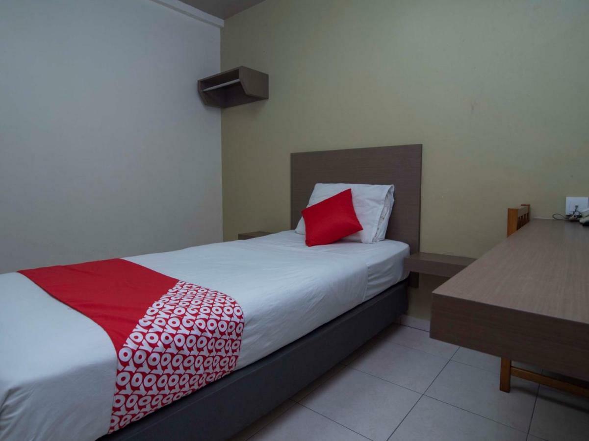 Oyo 434 Marbella Hotel Джохор Бахру Екстериор снимка